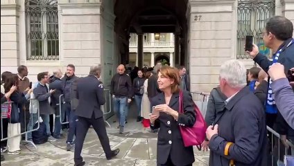 La folla incita Gasperini fuori da Palazzo Frizzoni