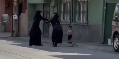 Adana'da dilencilerin ‘Bölgemde dilenemezsin' kavgası 