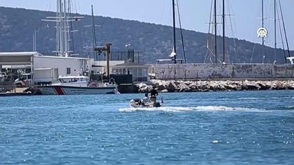 Bodrum açıklarında düzensiz göçmenleri taşıyan lastik bot battı