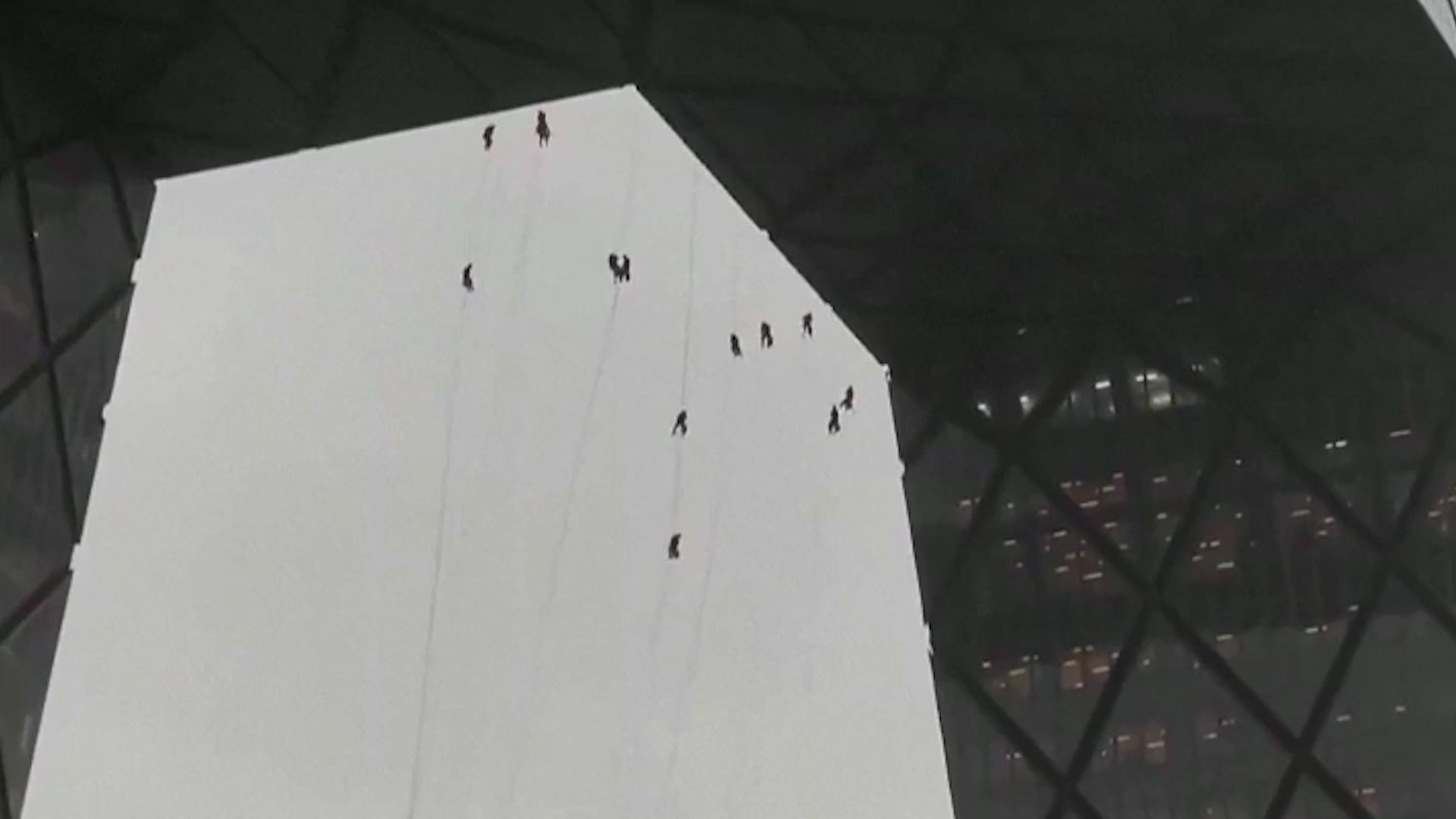 Impactantes imgenes de un grupo de trabajadores suspendidos de un rascacielos por fuertes rachas de viento