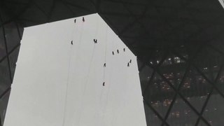 Impactantes imágenes de un grupo de trabajadores suspendidos de un rascacielos por fuertes rachas de viento