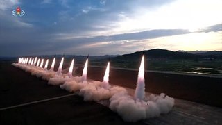 Kim supervisiona lançamento múltiplo de foguetes