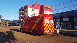 Carro bate na traseira de carreta em frente à Unioeste, em Cascavel