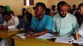 مدرسة لتعليم الكبار في الصومال تمنح فرصة ثانية للتعليم