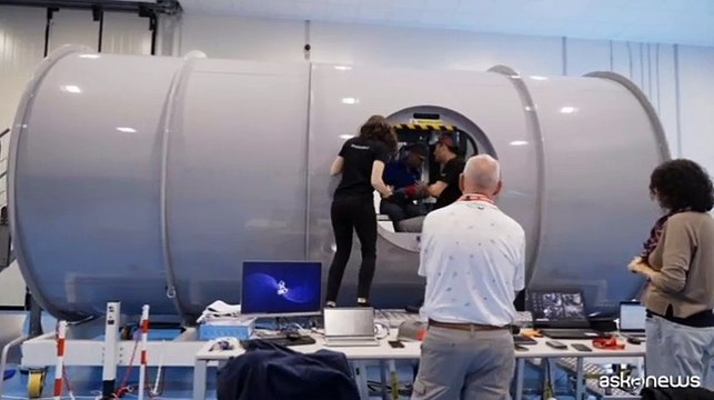 Spazio, l'astronauta Luca Parmitano testa i moduli della stazione lunare