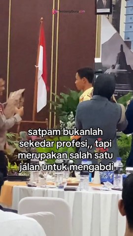 MOMEN HARU SATPAM YANG DI BERIKAN PENGHARGAAN OLEH POLISI