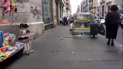 Napoli, Paolone in via Toledo evangelizza i turisti