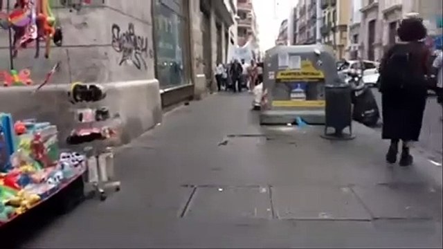 Napoli, Paolone in via Toledo evangelizza i turisti