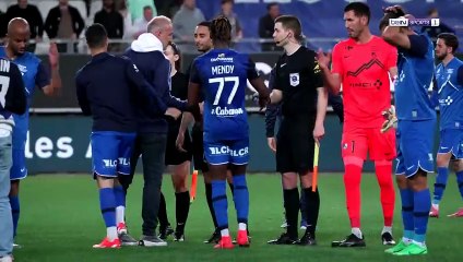 Passion sous pression - documentaire français qui explore le monde de l'arbitrage professionnel, en particulier à travers le quotidien des arbitres de football.