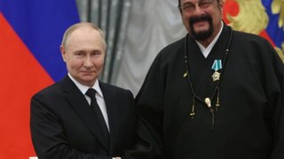 Propaganda-Marionette: Steven Seagal erhält Orden von Putin