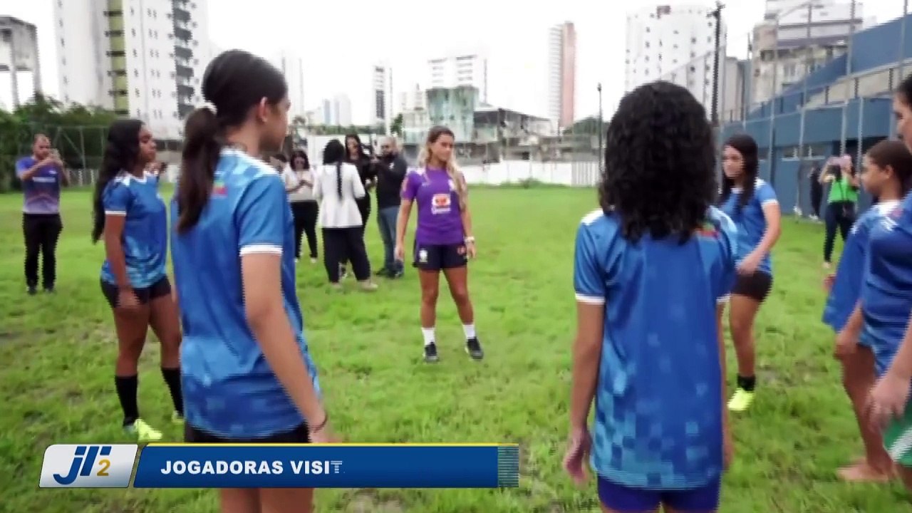 Jogadoras visitam projeto de futebol feminino