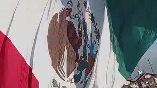 Bajacalifornianos ayudan a militares a doblar gigante bandera de México en Ensenada