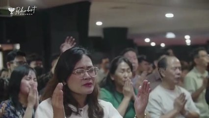 Bawaku terbang tinggi.