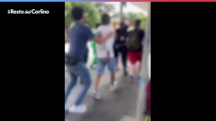 Il video della violenta aggressione al terminal dei bus