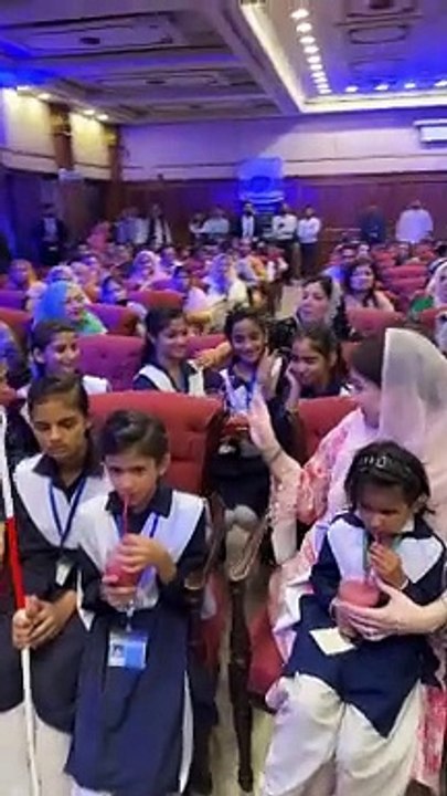 مریم نواز نے سکول فنگشن میں سب سکول کے بچوں کو گرمی کی وجہ سے جوس پلایا اور پیار سے بچوں کا پورا فنگشن دیکھا شکریہ جناب مریم نواز ✌️✌️✌️