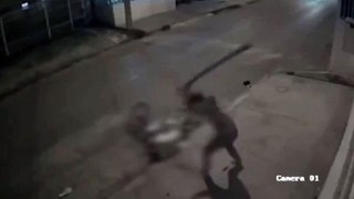 Video: Un ladrón golpeó brutalmente a un hombre para robarle la bicicleta