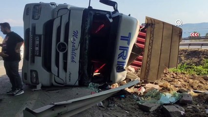 Devrilen tırda sıkışan sürücü ağır yaralandı