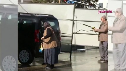 Birlikte araba yıkayan yaşlı çiftin romantik halleri gündem oldu!