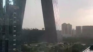 Trabajadores se quedan colgados en un rascacielos