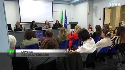 "Guarda come una donna": un saggio per raccontare la voglia di essere protagoniste