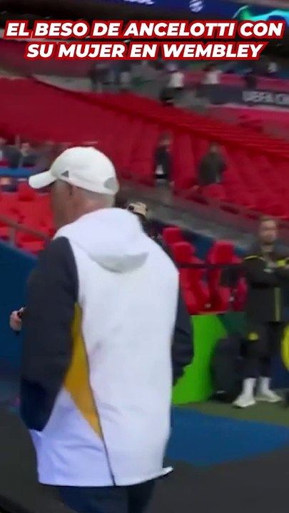 Ancelotti deja este momento beso con su mujer durante el entrenamiento del Real Madrid