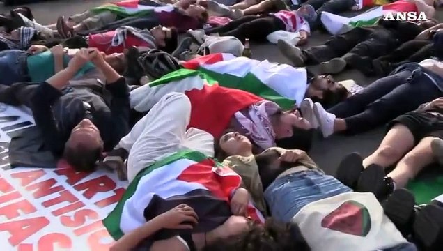 MO, centinaia di morti davanti a La Sapienza: il flash mob per ricordare le vittime di Gaza