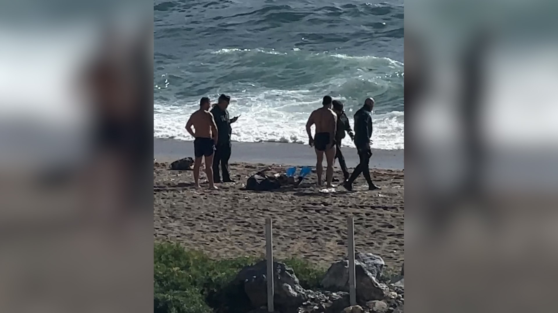 El momento en que recuperan el cuerpo de una persona que quera llegar a la costa de Ceuta