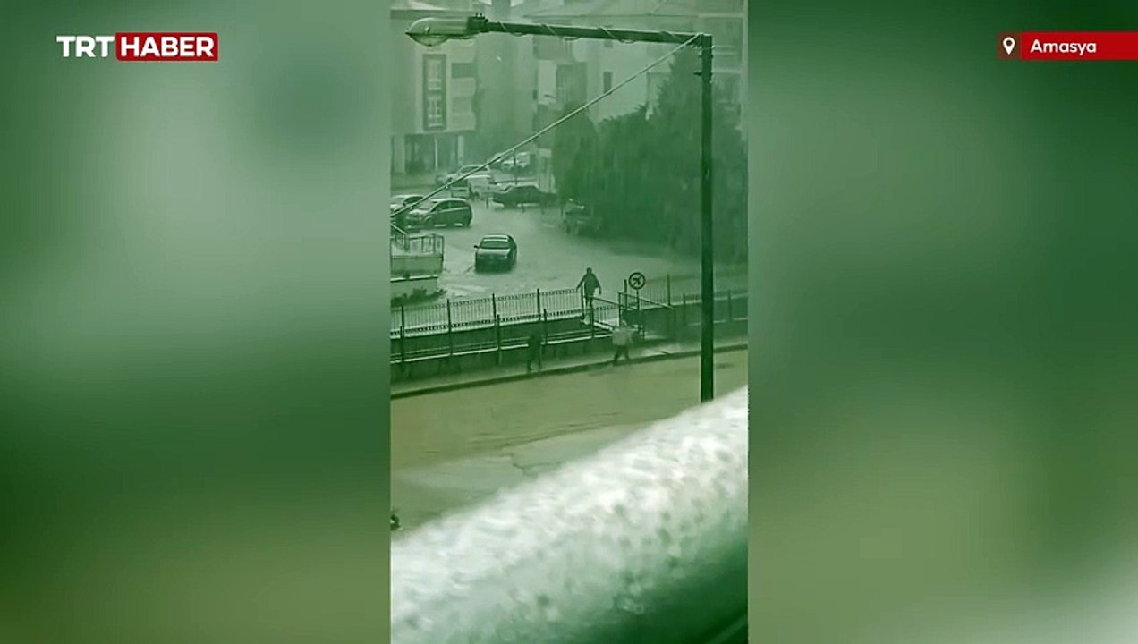 Suya kapılan kadını taksici kurtardı