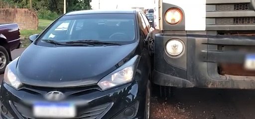 Caos na BR-277! Caminhão e carro se envolvem em acidente durante troca de faixas