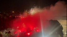 Video, festa Atalanta sul bus scoperto: fumogeni e fuochi d'artificio in città