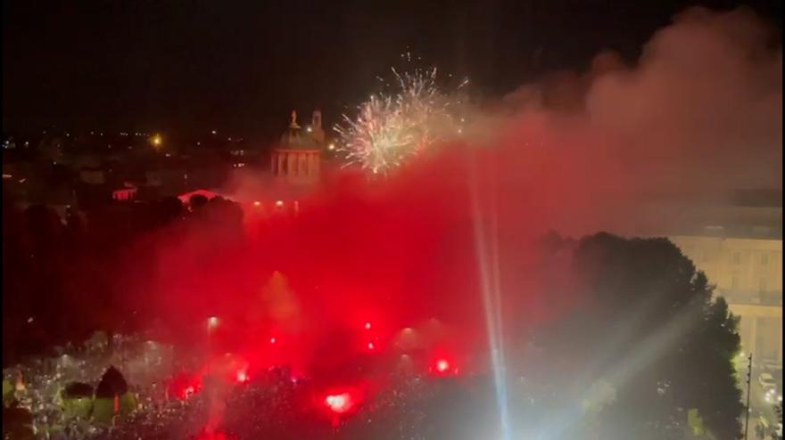 Video Video, festa Atalanta sul bus scoperto: fumogeni e fuochi d'artificio in città