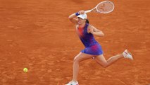 Birthday girl Swiatek storms into French Open second week