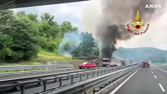 Terni, camion in fiamme sull'A1: i Vigili del fuoco domano l'incendio