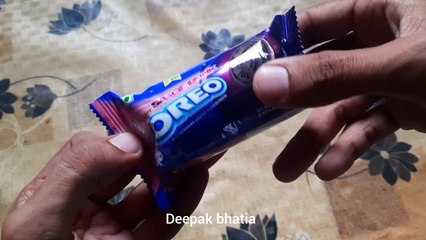 Oreo space dunk strawberry flavour Sandwich cookies