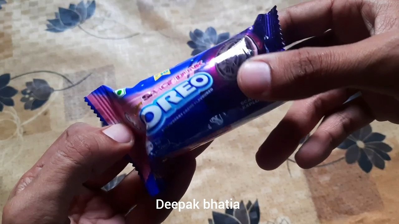 Oreo space dunk strawberry flavour Sandwich cookies
