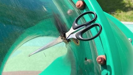 놀이터 미끄럼틀에 꽂힌 가위...경찰, 고등학생 2명 검거 / YTN