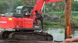 പോള നീക്കി ആഴം കൂട്ടി ശുചീകരണം; ഇടപ്പള്ളി തോടിന്റെ ശുചീകരണം ആരംഭിച്ച് ഇറി​ഗേഷൻ ഡിപ്പാർട്ട്മെന്റ്