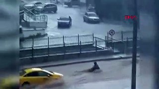 Amasya'da sele kapılan kadını bir taksici kurtardı