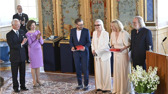 GALA VIDEO - Dancing King ! Carl XVI Gustaf de Suède célèbre un jour historique avec les membres du groupe ABBA