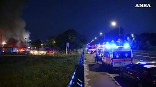 Milano, incendio in un deposito di camper: distrutti almeno 20 mezzi