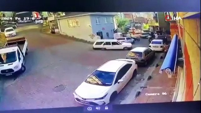 Kağıthane’de freni boşalan araç, park halindeki araca çarptı: Motosiklet sürücüsü ölümden döndü