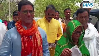 Ghazipur में BJP प्रत्याशी Dinesh Lal Yadav उर्फ Nirahua ने किया मतदान