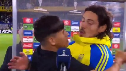 "Ti amo, ti amo": Cavani travolto da un tifoso del Boca Juniors