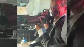 El embajador británico en México, Jon Benjamin, apunta con un arma semiautomática a un funcionario mexicano