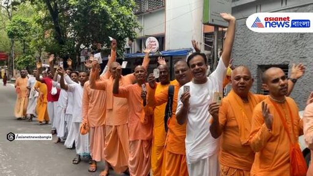 কীর্তণ করতে করতে ভোট দিতে গেলেন কলকাতা ইসকনের সন্ন্যাসীরা