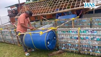 Assam के Dibrugarh के निवासी ने बेकार Plastic की Bottles से बनाई अजब-गजब Boat