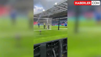 Üzerinde ''İsrail'e Kırmızı Kart'' yazan tişört giyen protestocu, kendini kale direğine zincirledi