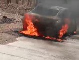 बुरहानपुर में बीच सडक़ पर धूं-धूंकर जलने लगी चलती कार, देखें वीडियो