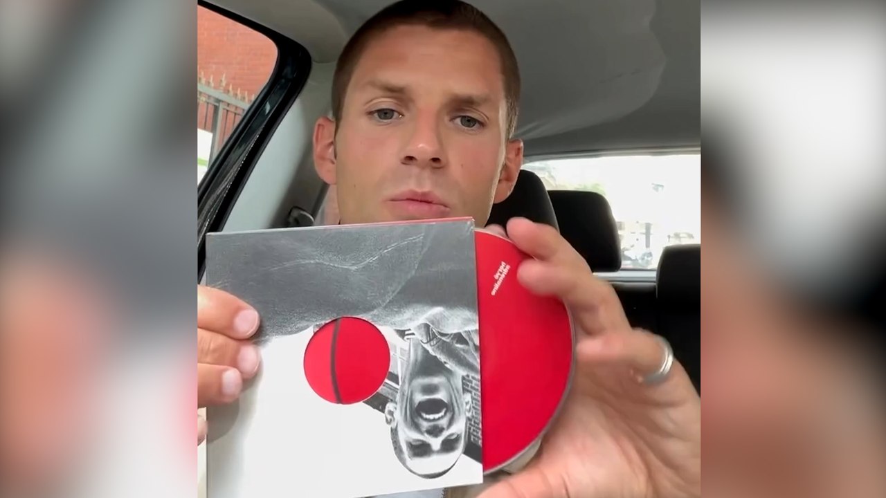 « J'ai cru à une blague » : le nouveau CD de Hervé gravé par erreur avec les chansons du chanteur de «Despacito»