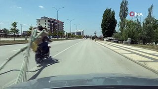Trafikte tehlikeli yolculuk! Motosiklet hareket halindeyken boruları omzunda taşıdı